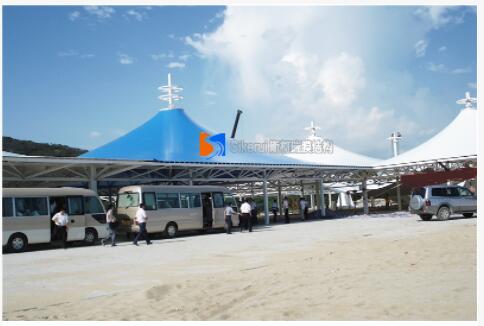 選(xuan)擇(ze)膜結(jie)構遮陽(yang)雨棚(peng)應用于加油(you)站中具有(you)哪(na)些(xie)重大意(yi)義