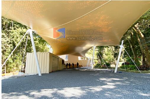 張(zhang)拉(la)膜公司解讀(du)景觀(guan)係列(lie)膜(mo)結構有(you)何優勢(shi)