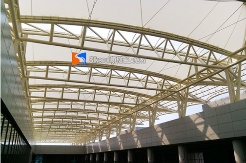 如何(he)挑選建造膜結構(gou)停車(che)棚的廠(chang)傢