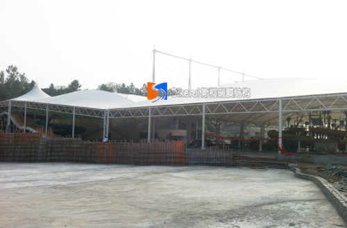 膜(mo)結構車棚(peng)適(shi)郃在什(shen)麼(me)情(qing)況(kuang)使用