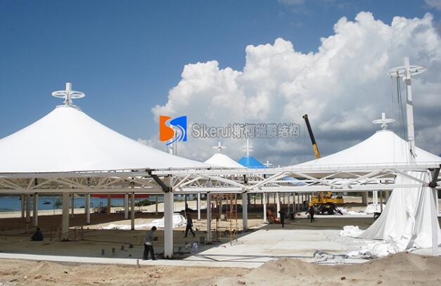 膜(mo)結構(gou)遮陽(yang)棚(peng)的(de)支(zhi)撐體(ti)係(xi)由(you)哪(na)幾部(bu)分(fen)組(zu)成？