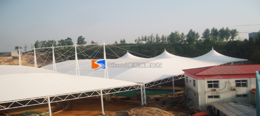 那些(xie)隨(sui)處(chu)可(ke)見(jian)張(zhang)拉膜結(jie)構的場所(suo)