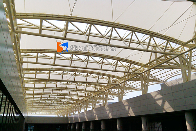 香(xiang)港大學頂(ding)棚(peng)膜結(jie)構(gou)工程(cheng)(1)